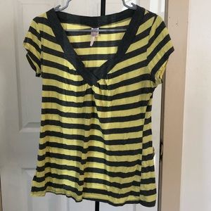 Junior’s v-neck top